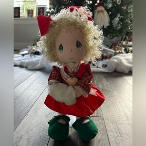 Beautiful vintage 1991 Christmas Edition Precious Moments Holly doll with stand